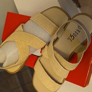 Rouge Helium Cream Textured Sandals